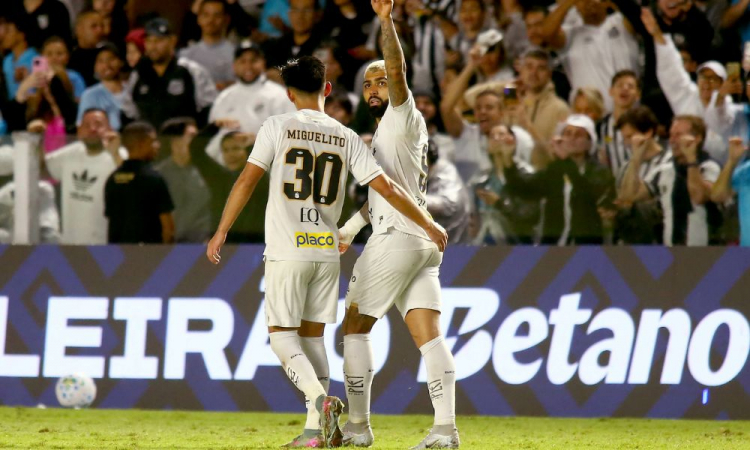 Gabigol marca, é expulso após gesto obsceno, mas Santos vence o Vitória e deixa o Z-4