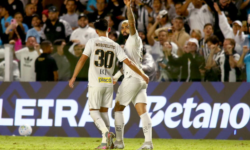 Gabigol marca, é expulso após gesto obsceno, mas Santos vence o Vitória e deixa o Z-4