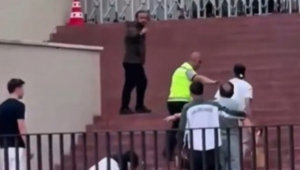 Jogador é agredido por homem que se diz obcecado pela mulher dele; veja vídeo