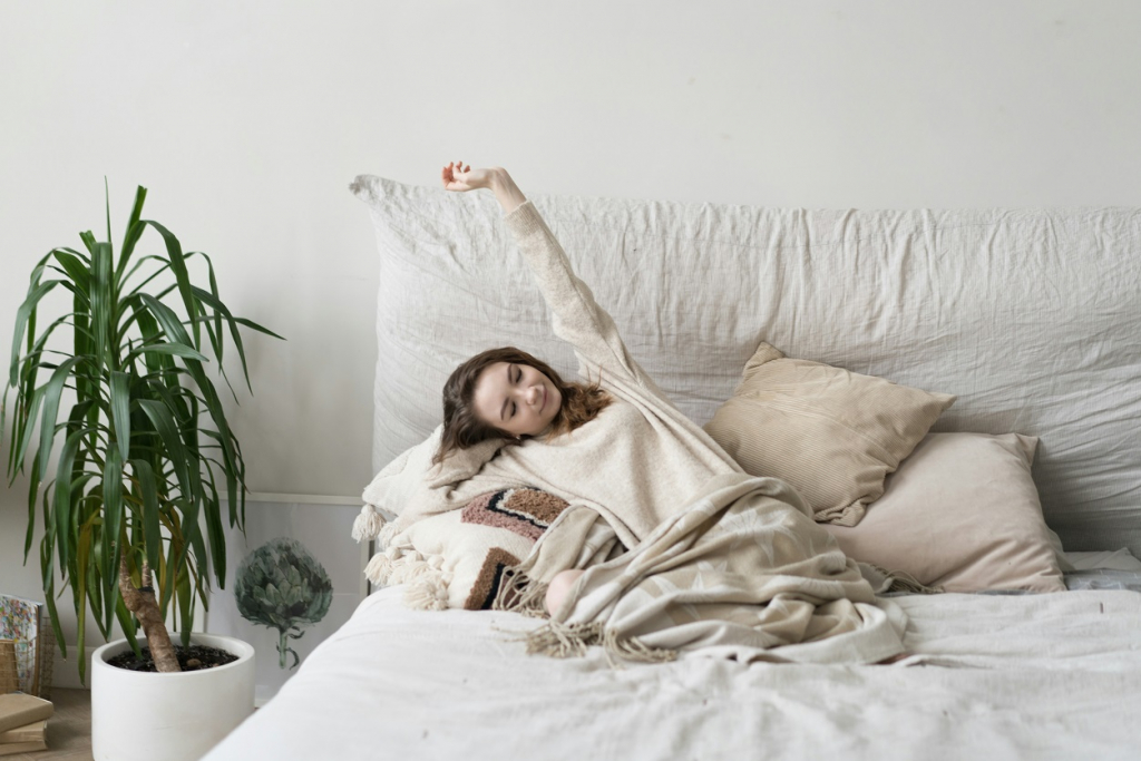 Dor e rigidez matinal nos dias frios: o que causa e como aliviar na própria cama