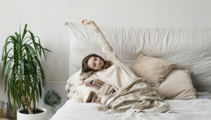 Dor e rigidez matinal nos dias frios: o que causa e como aliviar na própria cama