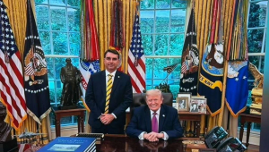 Flávio Bolsonaro se encontra com Trump em Washington