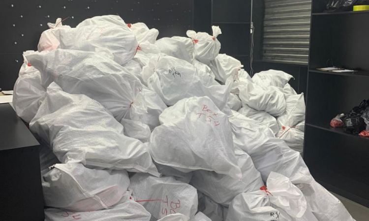 Receita faz megaoperação no centro de SP contra falsificação de camisas da Seleção