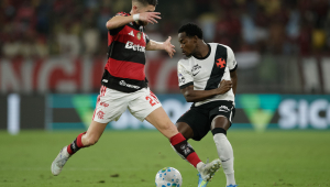 Vasco marca no último lance e arranca empate no clássico com o Flamengo
