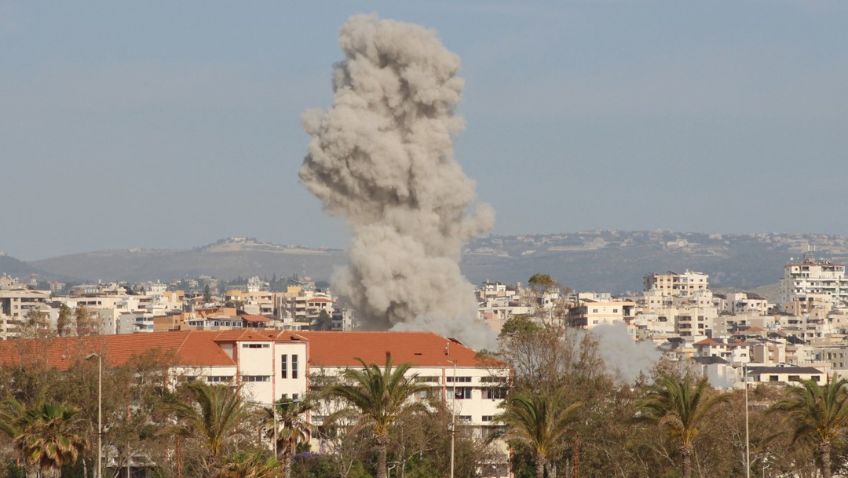Fumaça sobe do local de um ataque aéreo israelense que atingiu a vila de Burj el-Shmali, no sul do Líbano, no dia 19 de maio de 2026