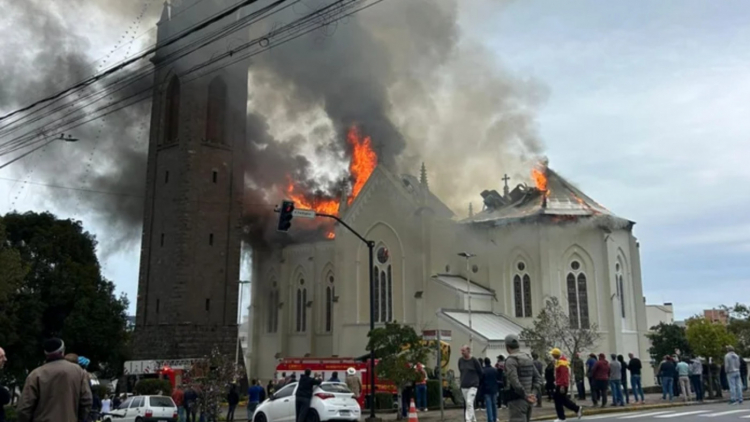 Incêndio em igreja centenária no RS