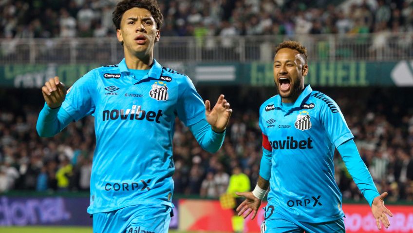 Gabriel Bontempo, do Santos, comemora seu gol com Neymar na partida de volta entre Coritiba e Santos pela Copa do Brasil