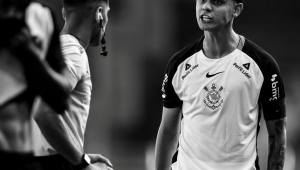 Jogador do Corinthians agride árbitro após expulsão em jogo sub-20