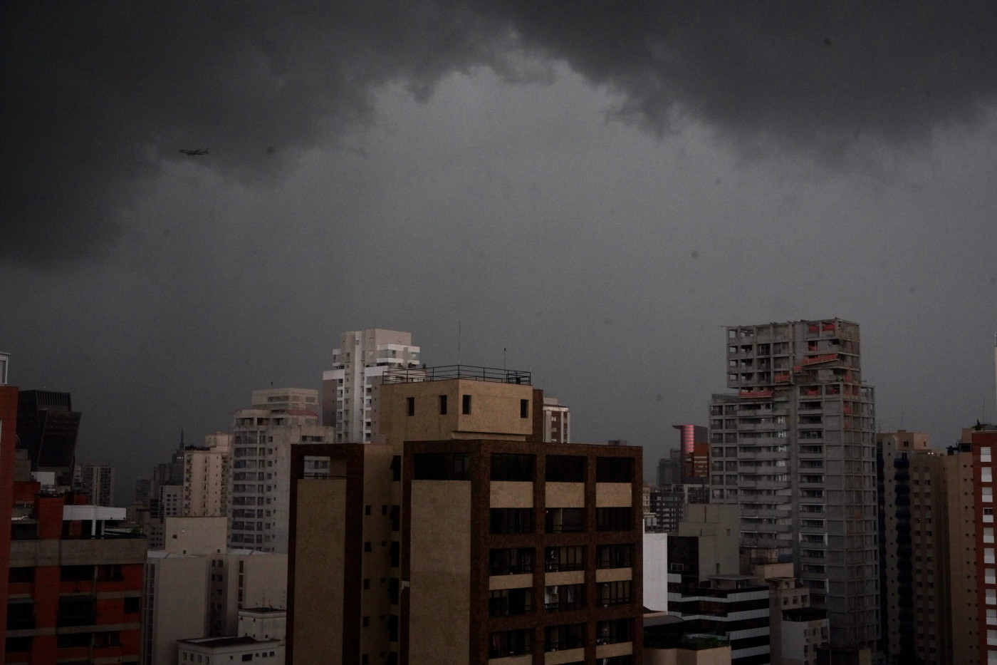 São Paulo deve ter chuvas fortes no domingo (3) após rajada de vento no litoral Fenômeno provocou rajadas de até 60 km/h e antecipa mudança no tempo prevista para o fim do feriado