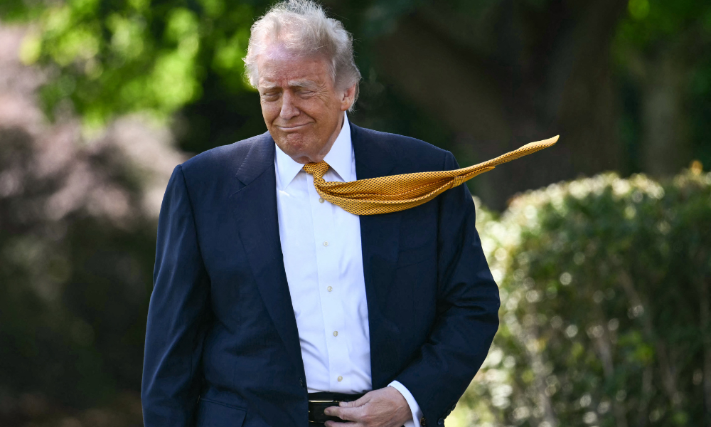 O presidente dos EUA, Donald Trump, caminha para falar com a imprensa antes de embarcar no helicóptero Marine One, ao partir do gramado sul da Casa Branca, em Washington, DC, em 12 de maio de 2026. O presidente Trump disse na segunda-feira que estava pronto para discutir a venda de armas dos EUA para Taiwan durante sua visita esta semana a Pequim, sugerindo que sua afinidade pessoal com o homólogo Xi Jinping impediria uma invasão chinesa da ilha. Trump levará consigo altos executivos dos EUA para uma viagem que deverá se concentrar fortemente nas esperanças do presidente americano de aumentar o comércio.