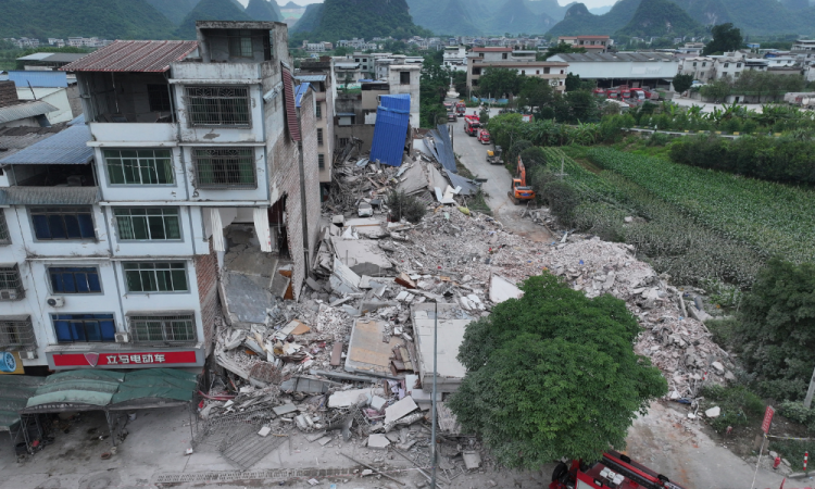 Esta foto mostra uma vista geral de edifícios destruídos após um terremoto no distrito de Liunan, em Liuzhou, na região de Guangxi, no sul da China, em 18 de maio de 2026. Um terremoto de magnitude 5,2 atingiu a região de Guangxi, no sul da China, em 18 de maio, matando duas pessoas e causando o desabamento de 13 edifícios, informou a mídia estatal. FORA CHINA