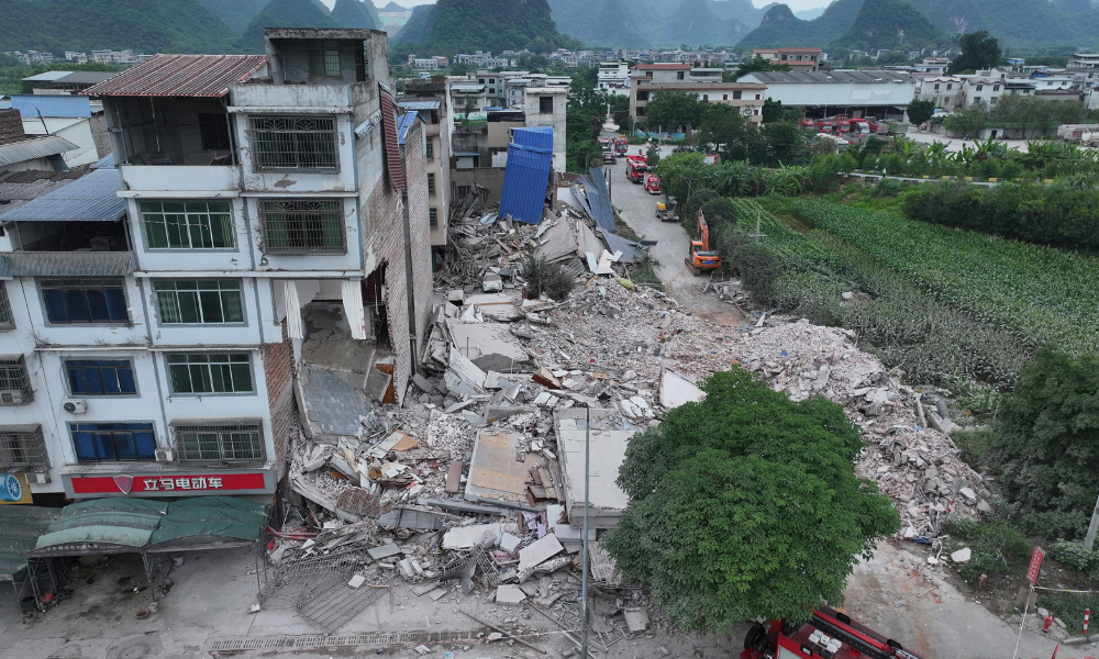 Esta foto mostra uma vista geral de edifícios destruídos após um terremoto no distrito de Liunan, em Liuzhou, na região de Guangxi, no sul da China, em 18 de maio de 2026. Um terremoto de magnitude 5,2 atingiu a região de Guangxi, no sul da China, em 18 de maio, matando duas pessoas e causando o desabamento de 13 edifícios, informou a mídia estatal. FORA CHINA