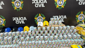 Polícia Civil apreende 200 mil figurinhas falsificadas da Copa no RJ