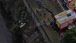 Carro cai no Rio Tamanduateí após acidente na avenida do Estado em SP