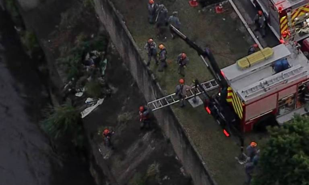 Bombeiros fazem operação para retirar carro de rio em São Paulo - Reprodução/TV Globo