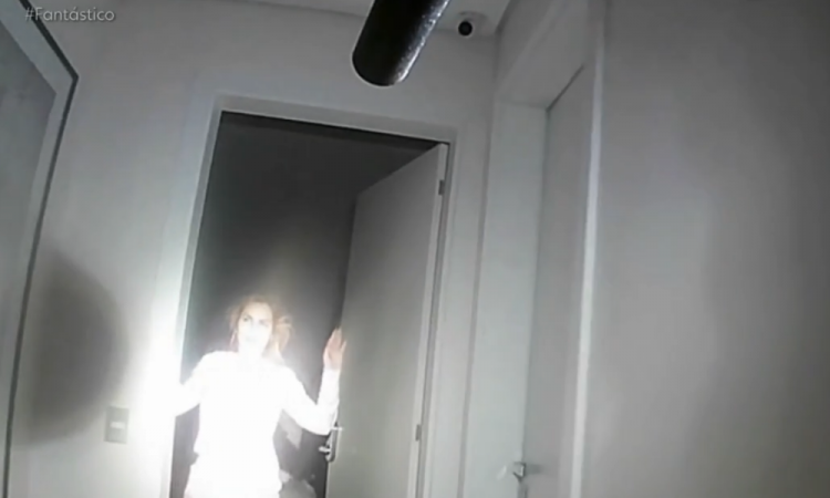 Moment when digital influencer and lawyer Deolane Bezerra was woken up and arrested by the Civil Police
