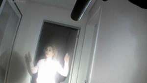 Imagens mostram momento da prisão de Deolane Bezerra em condomínio de luxo