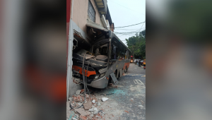 Ônibus perde controle e atinge sobrado na zona oeste de SP; oito ficam feridos