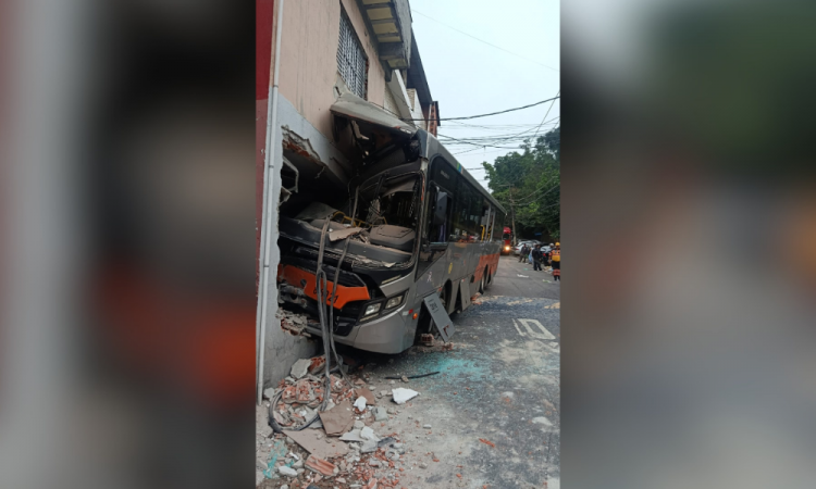 Ônibus bate em sobrado e deixa oito feridos na Zona Oeste de SP