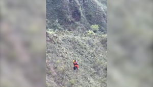 Mulher é resgatada após ser jogada de penhasco pelo ex-marido em MG; veja vídeo