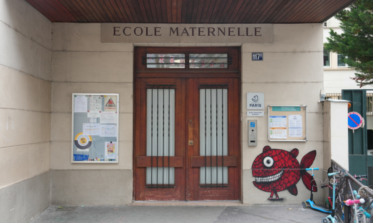 A entrada principal da escola Saint-Dominique é mostrada em Paris em 20 de maio de 2026, após dezesseis pessoas da escola terem sido detidas pela polícia. As prisões fazem parte de "diversas investigações preliminares" sobre atos de natureza e gravidade variadas, disse a promotoria de Paris, confirmando uma reportagem do jornal Le Monde.