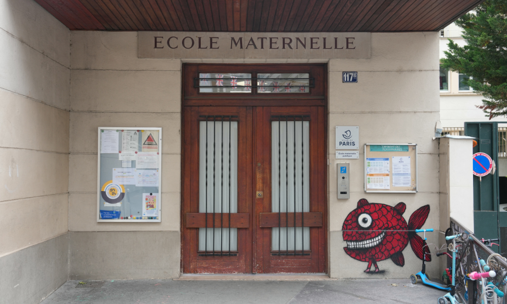 A entrada principal da escola Saint-Dominique é mostrada em Paris em 20 de maio de 2026, após dezesseis pessoas da escola terem sido detidas pela polícia. As prisões fazem parte de "diversas investigações preliminares" sobre atos de natureza e gravidade variadas, disse a promotoria de Paris, confirmando uma reportagem do jornal Le Monde.