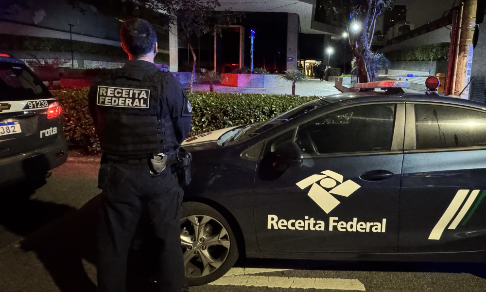 O MPSP, por meio do Grupo de Atuação Especial de Combate ao Crime Organizado (GAECO), a Receita Federal, a Agência Nacional de Petróleo (ANP), a Secretaria da Fazenda do Estado de São Paulo, a Procuradoria-Geral do Estado, a Polícia Militar e a Polícia Civil deflagraram, na manhã desta quinta-feira (28/5), a Operação Fluxo Oculto, que reúne investigações do Ministério Público em continuidade à Operação Carbono Oculto. Esta última revelou o avanço do crime organizado no ecossistema do mercado de combustíveis, instituições de pagamentos e de investimento.