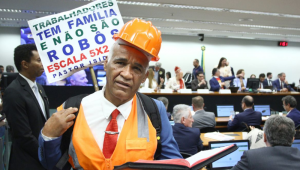 Deputado chora após pensar que votou contra o fim da escala 6×1; assista