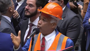 Deputado defende fim da escala 6×1 para ‘trabalhador fazer sexo em paz’ 