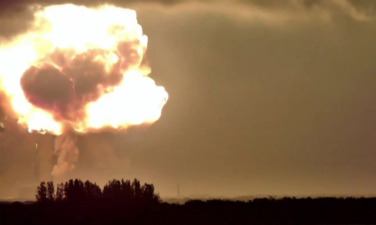 Capturas de tela obtidas em 29 de maio de 2026, a partir de conteúdo de vídeo gerado pelo usuário na página X de @JConcilus e compartilhadas nas redes sociais, mostram o foguete New Glenn da Blue Origin explodindo durante um voo de teste em 28 de maio de 2026, em Cabo Canaveral, Flórida. Vídeos do incidente mostram fumaça saindo de baixo do foguete - que tem 98 metros (321 pés) de altura - antes de ele entrar em combustão completa em uma enorme bola de fogo. Autoridades afirmam que não houve feridos no incidente.