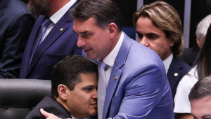 Grupo de Flávio Bolsonaro articula apoio de Alcolumbre na sucessão do governo do RJ