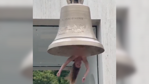 Artista performa nua em sino gigante contra crise climática e gera polêmica
