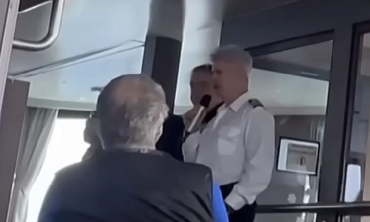 Um vídeo divulgado nesta quarta-feira (6) mostrou o momento em que o capitão do cruzeiro MV Hondius anunciou a morte de um passageiro durante a viagem. Nas imagens, gravadas em 12 de abril, o comandante Jan Dobrogowski afirma que o turista teria morrido “por causas naturais” e garante que o navio estava seguro.