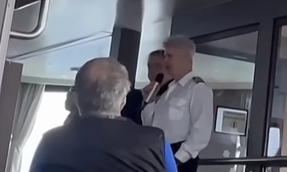 Um vídeo divulgado nesta quarta-feira (6) mostrou o momento em que o capitão do cruzeiro MV Hondius anunciou a morte de um passageiro durante a viagem. Nas imagens, gravadas em 12 de abril, o comandante Jan Dobrogowski afirma que o turista teria morrido “por causas naturais” e garante que o navio estava seguro.