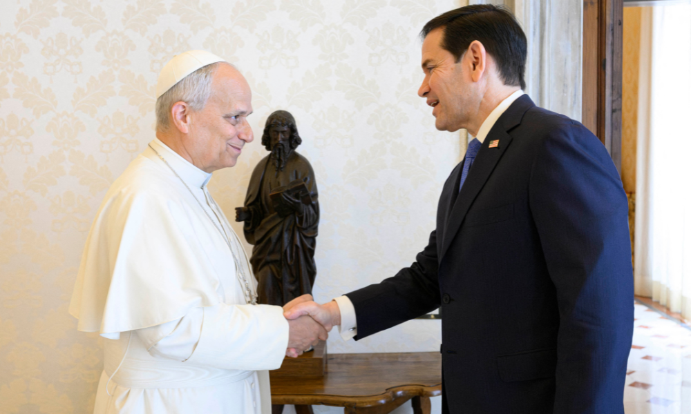 Esta foto, tirada e divulgada em 7 de maio de 2026 pela Mídia do Vaticano, mostra o Papa Leão XIV durante uma audiência privada com o Secretário de Estado dos EUA, Marco Rubio, no Vaticano. (Foto: Divulgação / Mídia do Vaticano / AFP)