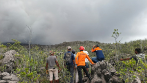 Erupção de vulcão na Indonésia deixa três mortos e 10 desaparecidos
