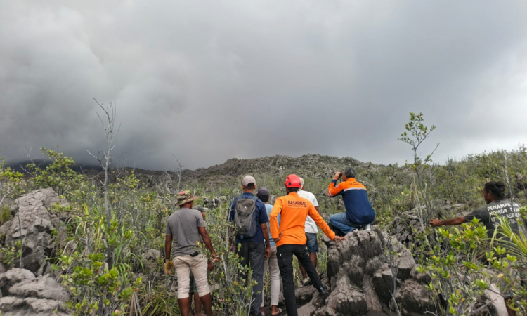 Uma foto divulgada em 8 de maio de 2026 pela Agência Nacional de Busca e Resgate da Indonésia (BASARNAS) mostra equipes de resgate de prontidão após a erupção do vulcão Monte Dukono, em Halmahera do Norte, Maluku do Norte. Três excursionistas morreram em uma erupção do vulcão Monte Dukono, na Indonésia, em 8 de maio, quando se encontraram em uma zona de risco, disseram as autoridades.