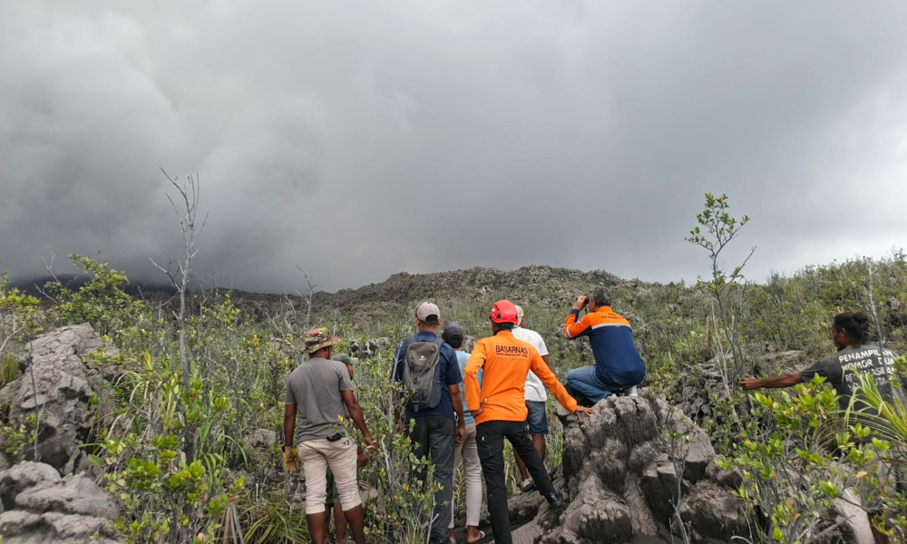 Uma foto divulgada em 8 de maio de 2026 pela Agência Nacional de Busca e Resgate da Indonésia (BASARNAS) mostra equipes de resgate de prontidão após a erupção do vulcão Monte Dukono, em Halmahera do Norte, Maluku do Norte. Três excursionistas morreram em uma erupção do vulcão Monte Dukono, na Indonésia, em 8 de maio, quando se encontraram em uma zona de risco, disseram as autoridades.