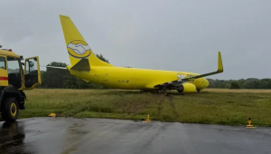 Avião da Gol sai da pista ao pousar no aeroporto de Salvador