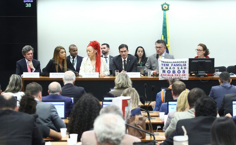 Reunião da Comissão Especial sobre o Fim da Escala 6x1 (PEC 221/19) Fonte: Agência Câmara de Notícias