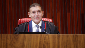 Nunes Marques toma posse como presidente do TSE em cerimônia com Lula e Flávio Bolsonaro