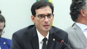 Deputado pede vista, e comissão votará PEC do fim da escala 6×1 na quarta-feira