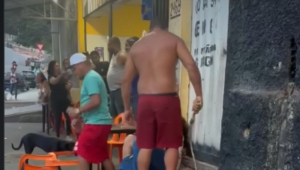 Homem agride mulher com golpes de chicote em frente a bar na Grande BH
