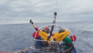 Avião cai perto da Flórida; 11 pessoas são resgatadas após horas à deriva no mar