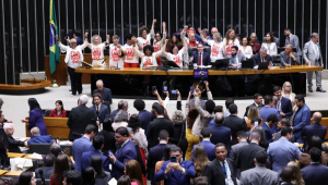 Câmara aprova PEC de fim da escala 6×1