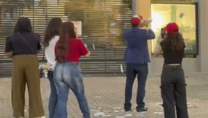 Protesto na casa de Flávio tem marcha fúnebre e ‘chuva’ de nota de R$ 134; veja vídeo