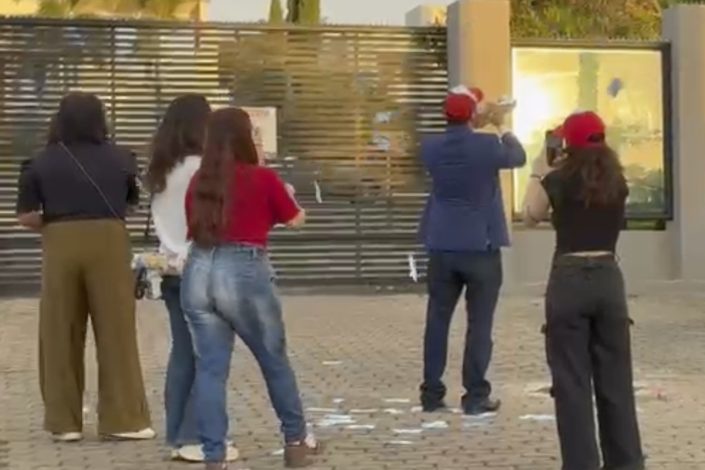 Protesto em condomínio de Flávio