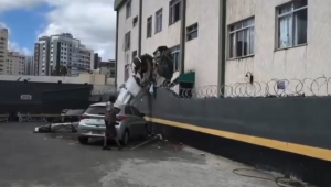 Avião de pequeno porte colide com prédio em BH; pelo menos duas pessoas morreram