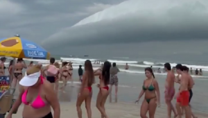 Nuvem em ‘forma de tsunami’ chama atenção no litoral de SP; veja vídeo