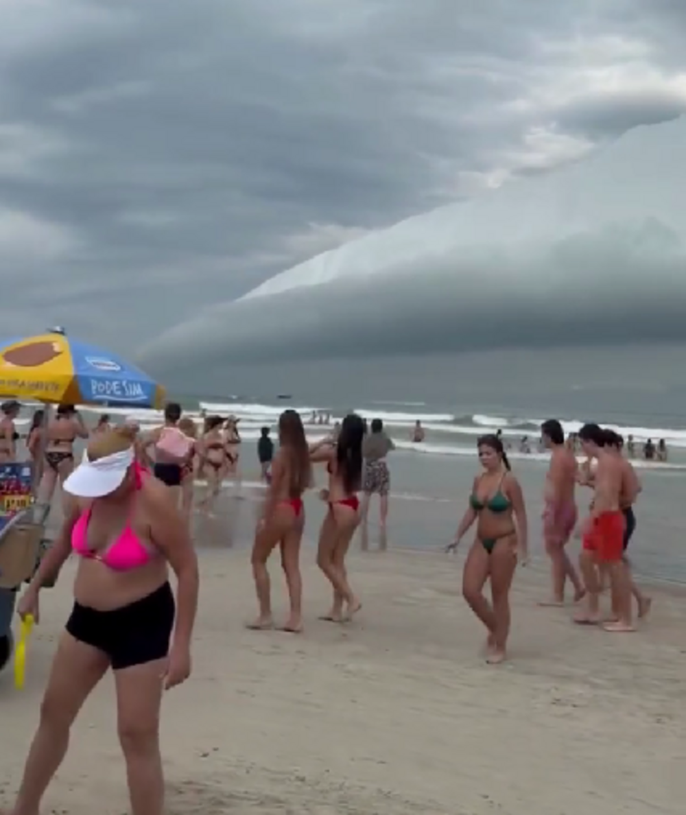 Nuvem em forma de tsunami